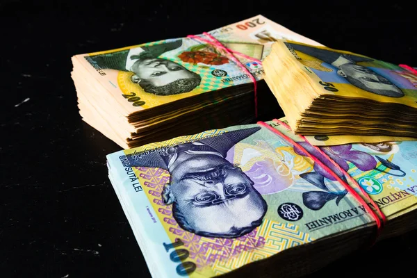 Bir yığın LEI Romanya parası. RON Leu Para Avrupa Para Birimi