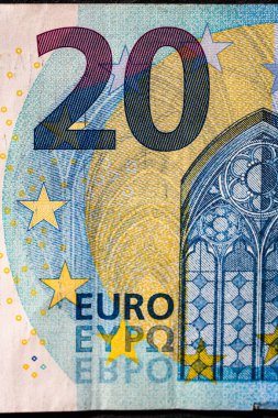 Avro banknotlarının detaylarına özen göster. Para banknotlarının makro detaylarını kapat, 20 Euro izole edilmiş. Dünya para kavramı, enflasyon ve ekonomi kavramı