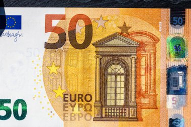 Avro banknotlarının detaylarına özen göster. Para banknotlarının makro detaylarını kapat, 50 Euro izole edilmiş. Dünya para kavramı, enflasyon ve ekonomi kavramı