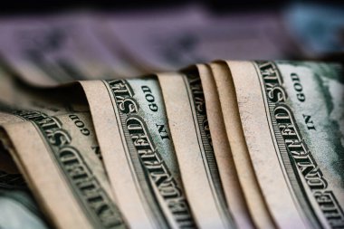Dolar banknotlarının detaylarına özen göster. Para banknotlarının makro detaylarını kapat, dolarları izole et. Dünya para kavramı, enflasyon ve ekonomi kavramı