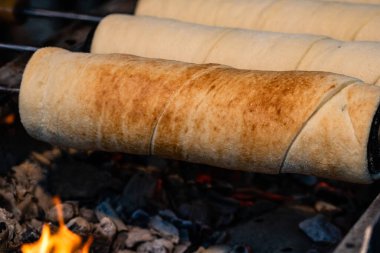 Kurtos Kolacs (Kurtoskalacs). Geleneksel Macar pastası, şekerli, ballı ve fındıklı.