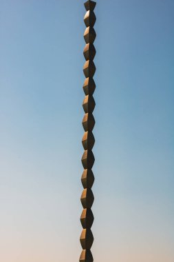 Sonsuz Sütun (Sonsuz ya da Coloana Infinitului) Constantin Brancusi tarafından yapıldı