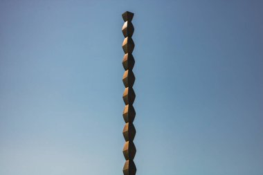 Sonsuz Sütun (Sonsuz ya da Coloana Infinitului) Constantin Brancusi tarafından yapıldı
