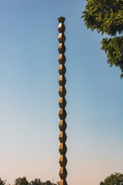 Sonsuz Sütun (Sonsuz ya da Coloana Infinitului) Constantin Brancusi tarafından yapıldı