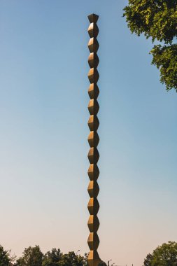 Sonsuz Sütun (Sonsuz ya da Coloana Infinitului) Constantin Brancusi tarafından yapıldı