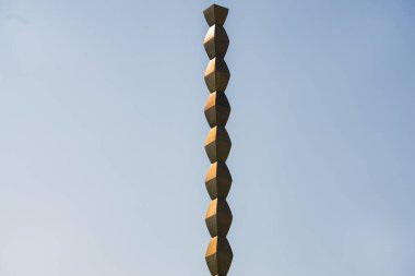 Sonsuz Sütun (Sonsuz ya da Coloana Infinitului) Constantin Brancusi tarafından yapıldı