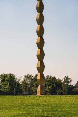 Sonsuz Sütun (Sonsuz ya da Coloana Infinitului) Constantin Brancusi tarafından yapıldı