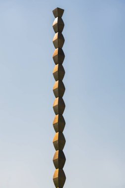 Sonsuz Sütun (Sonsuz ya da Coloana Infinitului) Constantin Brancusi tarafından yapıldı