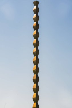 Sonsuz Sütun (Sonsuz ya da Coloana Infinitului) Constantin Brancusi tarafından yapıldı
