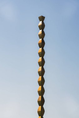 Sonsuz Sütun (Sonsuz ya da Coloana Infinitului) Constantin Brancusi tarafından yapıldı