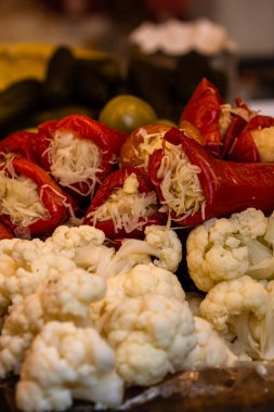 Yiyecek pazarı. Yerel yemek pazarında lezzetli yemekler.