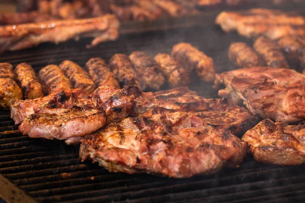 Grigliare Cibo Gustoso Sul Barbecue Bistecca Salsicce Alla Griglia Festival — Foto Stock