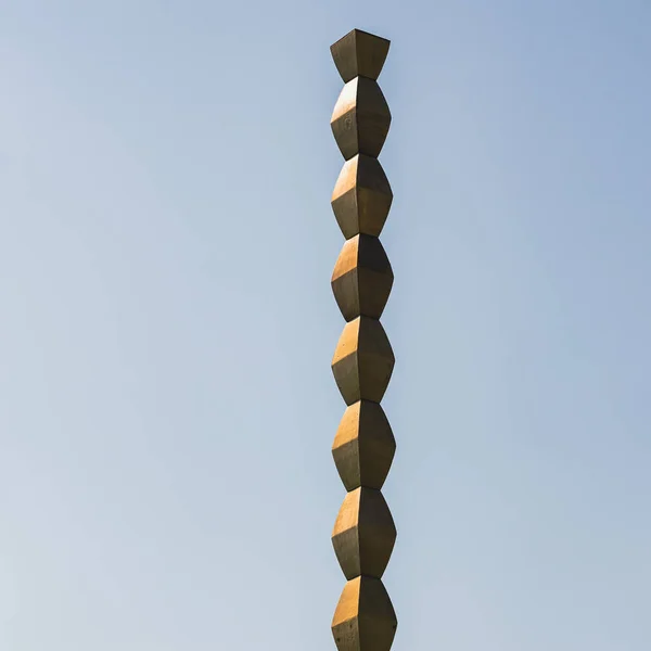 Sonsuz Sütun (Sonsuz ya da Coloana Infinitului) Constantin Brancusi tarafından yapıldı