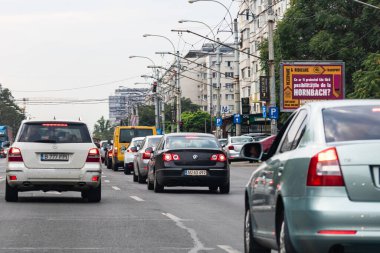 Romanya 'nın başkenti Bükreş' te sabah ve akşam araba trafiği, kirlilik, trafik sıkışıklığı