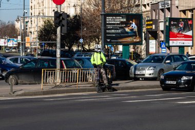 Romanya 'nın başkenti Bükreş' te sabah ve akşam araba trafiği, kirlilik, trafik sıkışıklığı