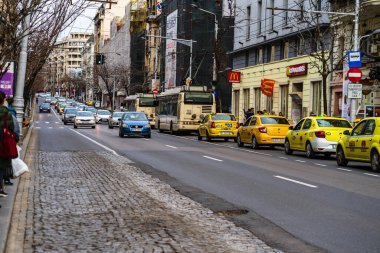 Romanya 'nın başkenti Bükreş' te sabah ve akşam araba trafiği, kirlilik, trafik sıkışıklığı