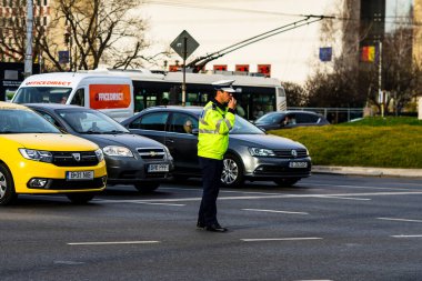 Romanya 'nın başkenti Bükreş' te sabah ve akşam araba trafiği, kirlilik, trafik sıkışıklığı