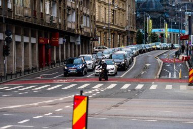 Romanya 'nın başkenti Bükreş' te sabah ve akşam araba trafiği, kirlilik, trafik sıkışıklığı