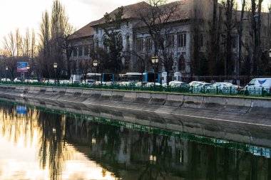 Romanya 'nın başkenti Bükreş' te sabah ve akşam araba trafiği, kirlilik, trafik sıkışıklığı