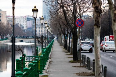Romanya 'nın başkenti Bükreş' te sabah ve akşam araba trafiği, kirlilik, trafik sıkışıklığı