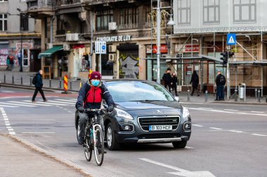 Şehrin sokaklarında bisiklet sürmek. Bükreş, Romanya, 2022 'de işe gidip gelmek