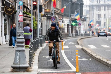 Şehrin sokaklarında bisiklet sürmek. Bükreş, Romanya, 2022 'de işe gidip gelmek