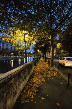 Romanya 'nın başkenti Bükreş' te sabah ve akşam araba trafiği, kirlilik, trafik sıkışıklığı