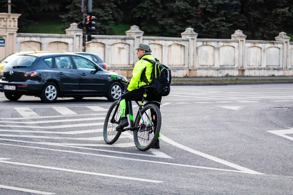 자전거를 도시의 거리를 달리고 있습니다 루마니아 부쿠레슈티에서 일하기에 적합하다 2022 — 스톡 사진