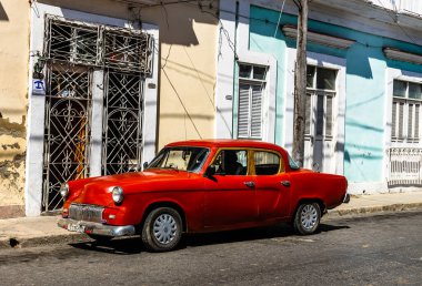 Havana, Küba 'da 2022' de özel taksi olarak kullanılan klasik Amerikan arabası.