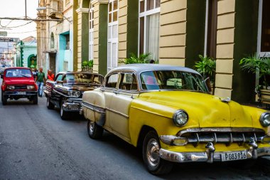 Havana, Küba 'da 2022' de özel taksi olarak kullanılan klasik Amerikan arabası.