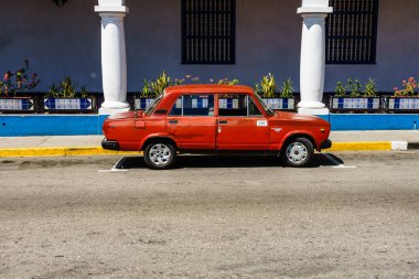 Havana, Küba 'da 2022' de özel taksi olarak kullanılan klasik Amerikan arabası.