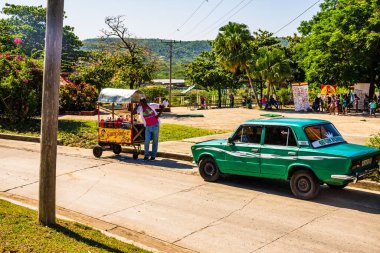 Havana, Küba 'da 2022' de özel taksi olarak kullanılan klasik Amerikan arabası.