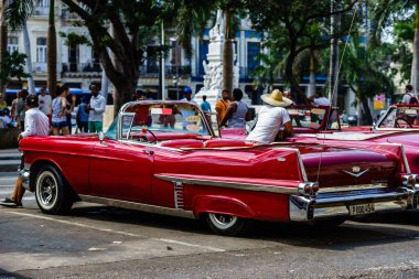 Havana, Küba 'da 2022' de özel taksi olarak kullanılan klasik Amerikan arabası.