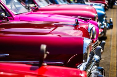 Havana, Küba 'da 2022' de özel taksi olarak kullanılan klasik Amerikan arabası.