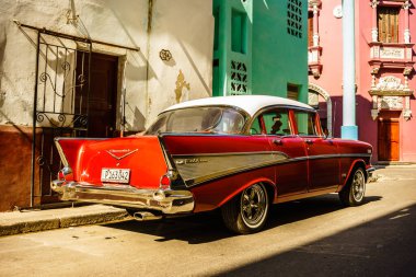 Havana, Küba 'da 2022' de özel taksi olarak kullanılan klasik Amerikan arabası.
