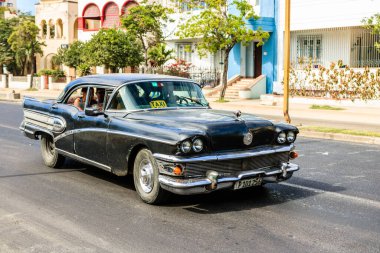 Havana, Küba 'da 2022' de özel taksi olarak kullanılan klasik Amerikan arabası.