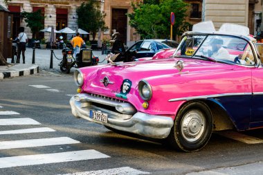 Havana, Küba 'da 2022' de özel taksi olarak kullanılan klasik Amerikan arabası.