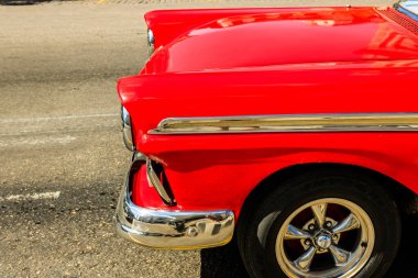 Havana, Küba 'da 2022' de özel taksi olarak kullanılan klasik Amerikan arabası.