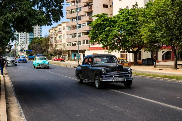 Havana, Küba 'da 2022' de özel taksi olarak kullanılan klasik Amerikan arabası.