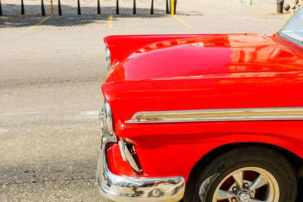 Havana, Küba 'da 2022' de özel taksi olarak kullanılan klasik Amerikan arabası.