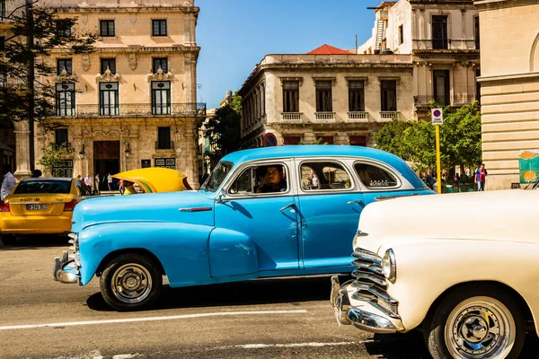 Havana, Küba 'da 2022' de özel taksi olarak kullanılan klasik Amerikan arabası.