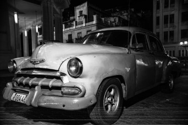 Havana, Küba 'da 2022' de özel taksi olarak kullanılan klasik Amerikan arabası.