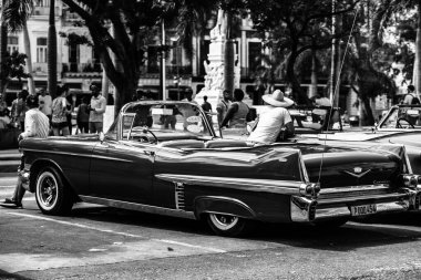Havana, Küba 'da 2022' de özel taksi olarak kullanılan klasik Amerikan arabası.