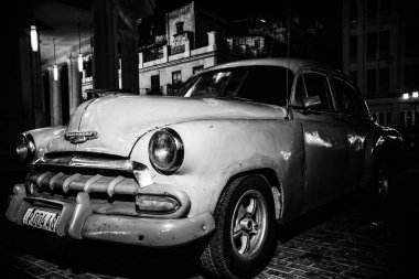 Havana, Küba 'da 2022' de özel taksi olarak kullanılan klasik Amerikan arabası.