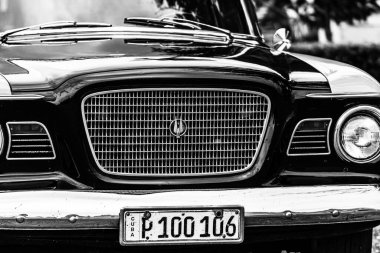 Havana, Küba 'da 2022' de özel taksi olarak kullanılan klasik Amerikan arabası.