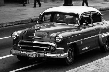 Havana, Küba 'da 2022' de özel taksi olarak kullanılan klasik Amerikan arabası.