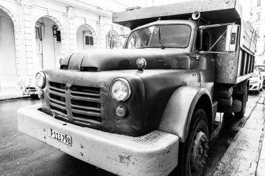 Havana, Küba 'da 2022' de özel taksi olarak kullanılan klasik Amerikan arabası.