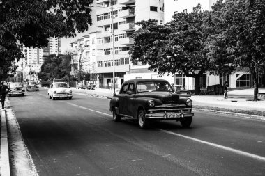 Havana, Küba 'da 2022' de özel taksi olarak kullanılan klasik Amerikan arabası.