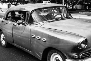 Havana, Küba 'da 2022' de özel taksi olarak kullanılan klasik Amerikan arabası.