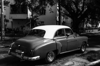 Havana, Küba 'da 2022' de özel taksi olarak kullanılan klasik Amerikan arabası.
